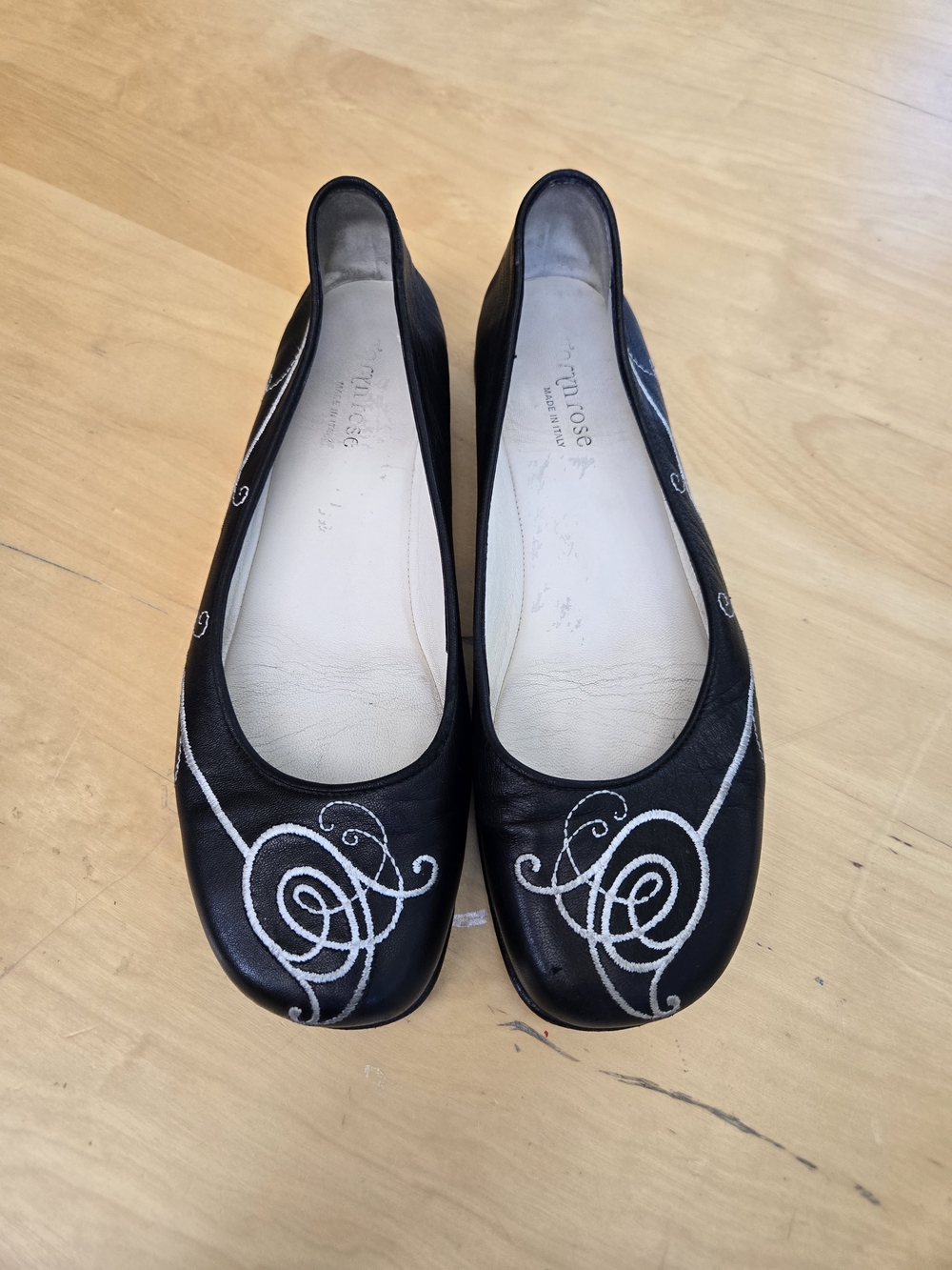 Taryn Rose Weatherproof Black Leather Ballet Flats Floral Emblem Sz EU 37 US 7
